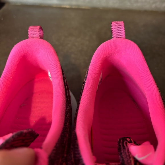 Nike Rosherun Flyknit Vivid Pink And Black Size Women’s 9 Running Shoes - Picture 12 of 14